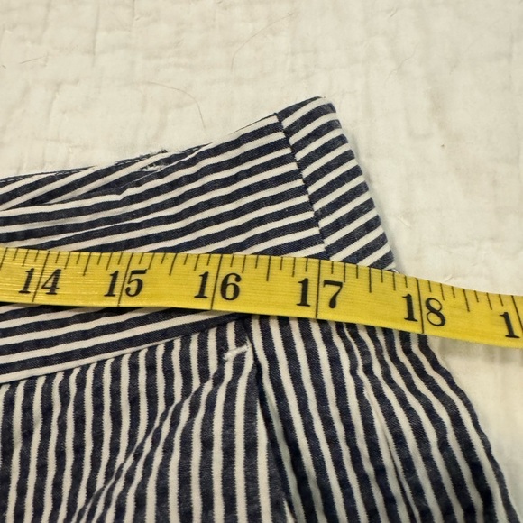 Ann Taylor Striped Seersucker Devin Bermuda Walking Shorts Size 12 - Picture 8 of 9